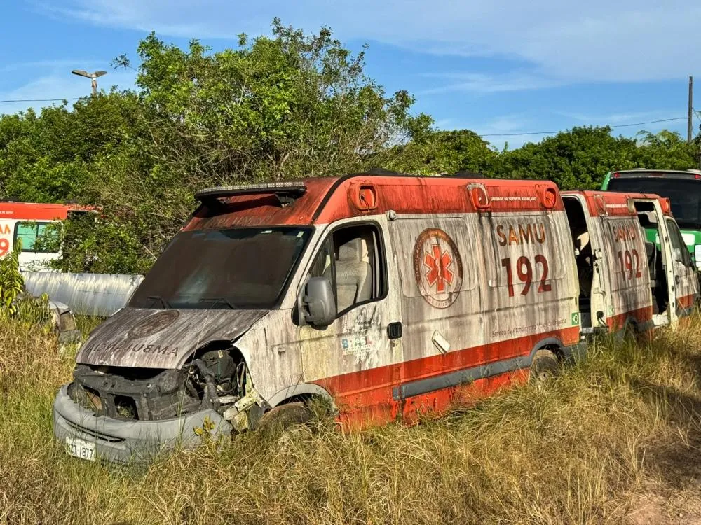 Ambulâncias do SAMU sucateadas em terreno abandonado. Foto: Vini do Feijão