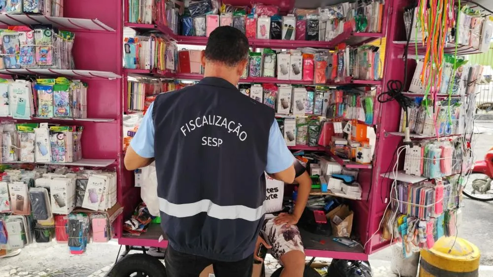 Fiscais da Sesp notificando ambulantes que estavam posicionados em locais indevidos. Foto: Herbert Rodrigues 