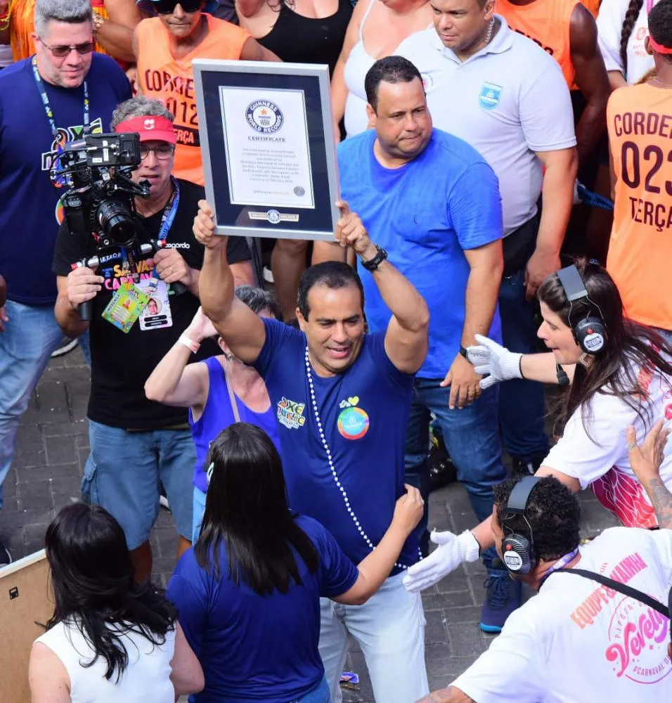 Prefeito Bruno Reis com a placa do Guinness Word. Fotos: Gilberto Júnior e Valter Pontes / Secom PMS