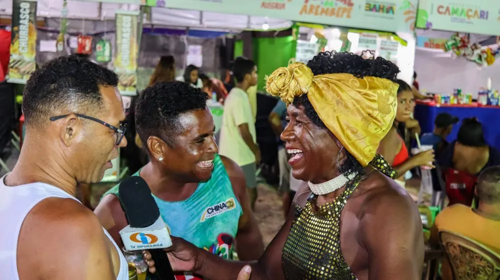 Matilde, a boa em entrevista com os foliões do Festival de Arembepe. Foto: Deivid Silva