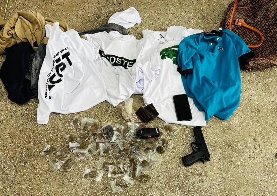 PM recupera carro roubado e produtos roubados de uma loja em Salvador