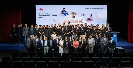 Jurados, alunos e professores durante o Huawei Developer Competition 2025