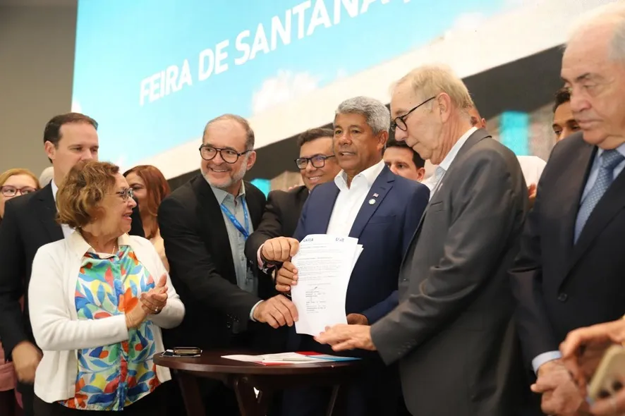 Representantes da CAIXA e autoridades públicas no momento das assinaturas (Foto: Douglas Ribeiro/ASCOM UPB)