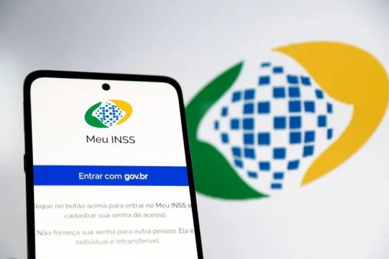 Aposentados e pensionistas agora têm até o dia 14 de fevereiro de 2026 para contestar descontos pelo aplicativo Meu INSS ou em agência dos Correios. Foto: MPS