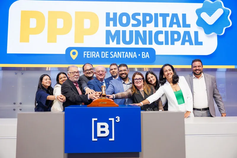 Prefeito de Feira de Santana, José Ronaldo, bate o martelo para celebrar o resultado do leilão (Crédito - Cauê Diniz/B3)
