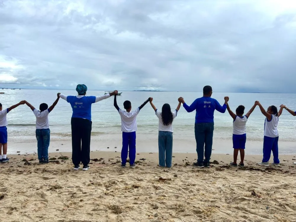 Projeto Mares promove ação de limpeza na Praia do Duro, em Mar Grande